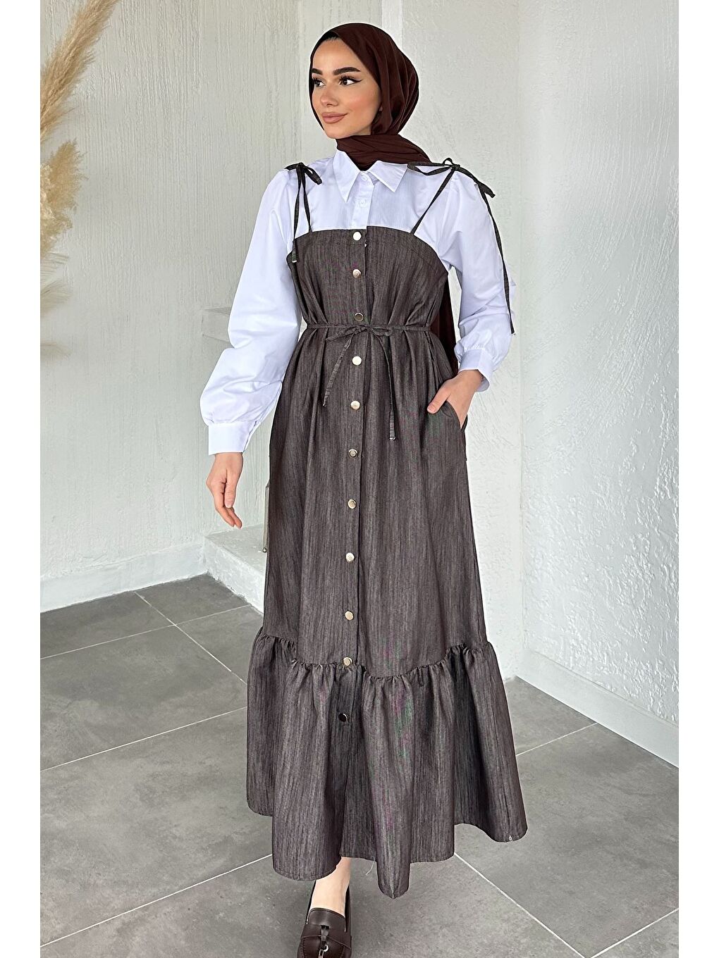 Kahverengi Gülseli Boydan Düğmeli Bağlama Detaylı Garnili Tesettür Elbise-5