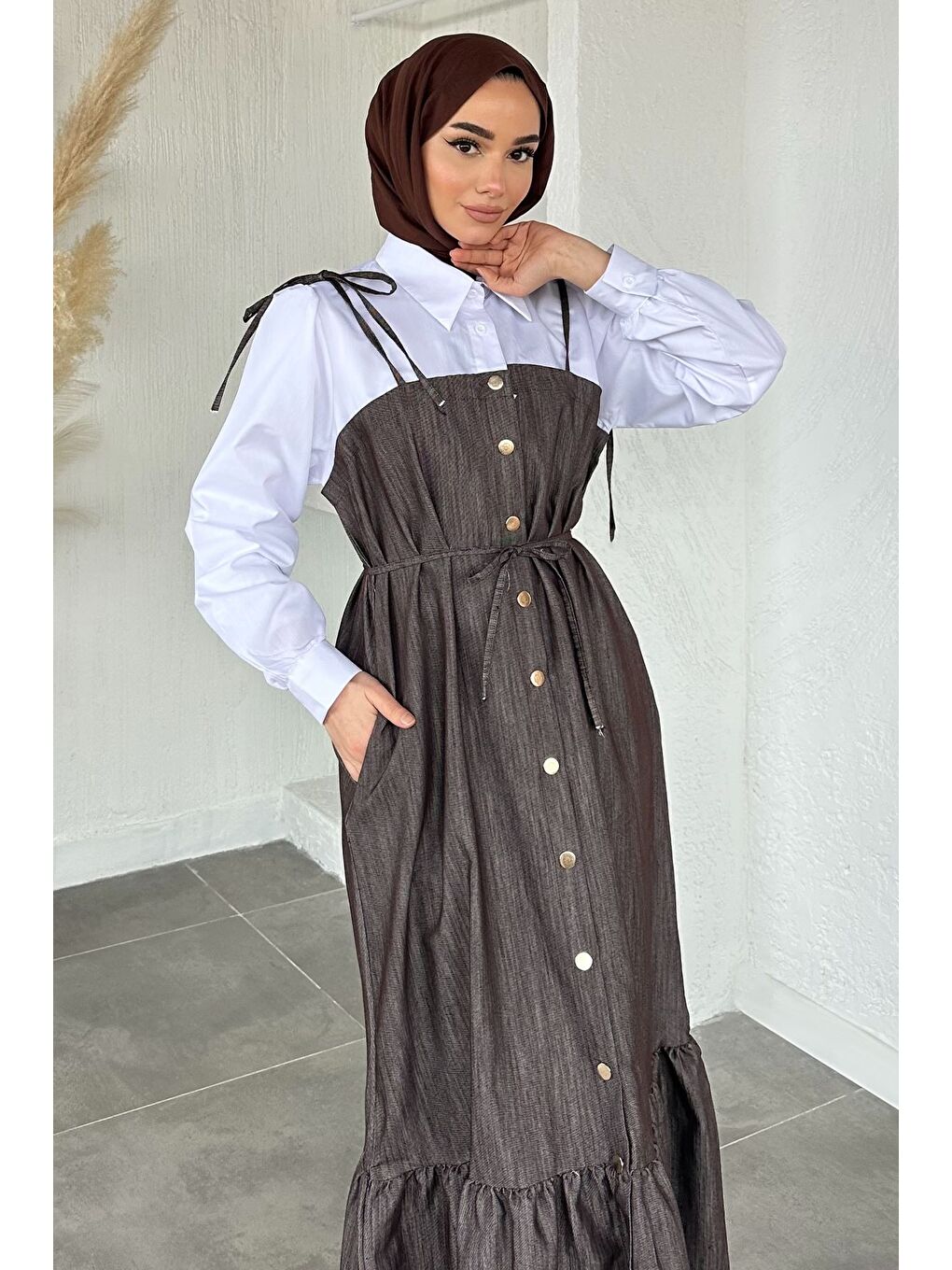 Kahverengi Gülseli Boydan Düğmeli Bağlama Detaylı Garnili Tesettür Elbise-6