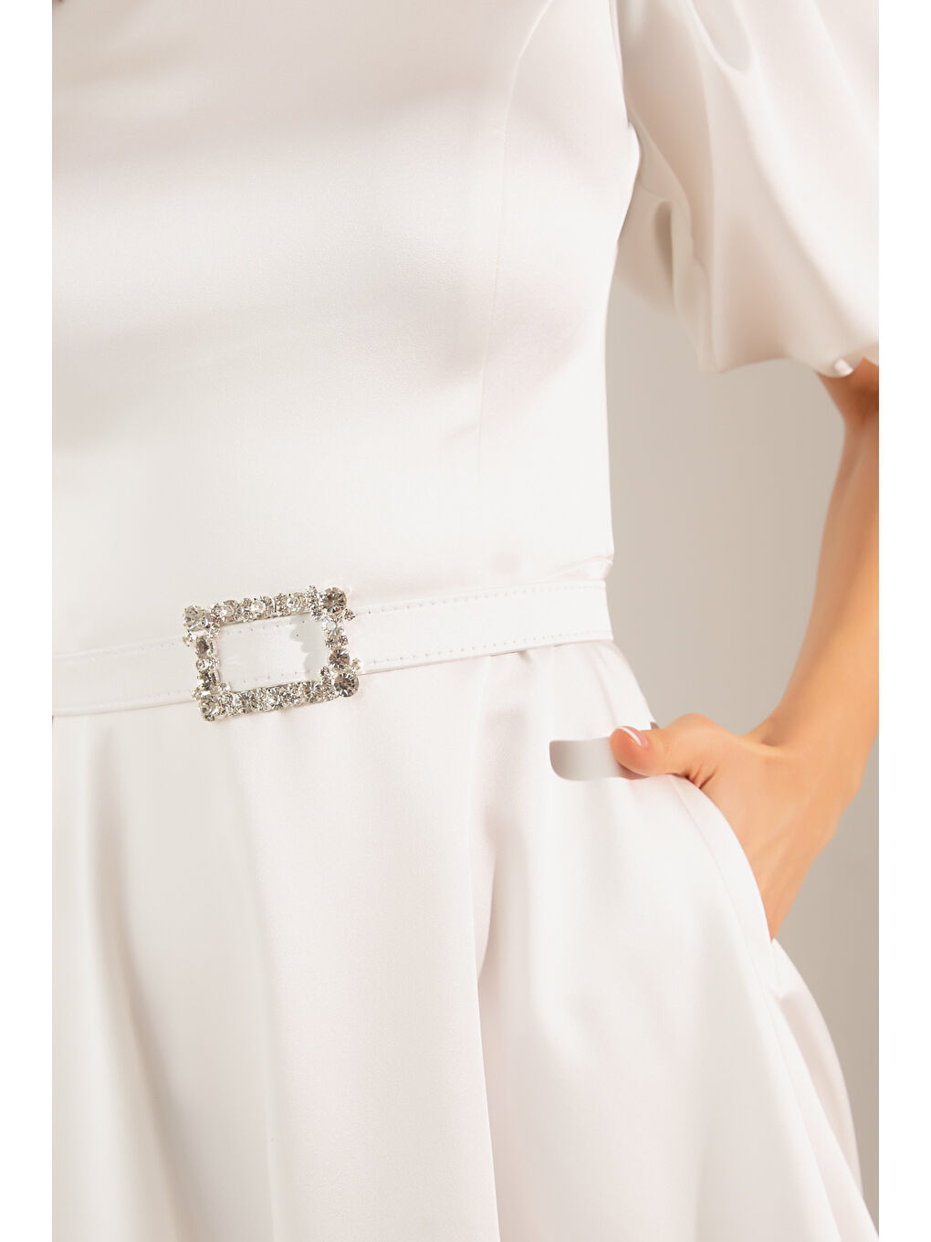 Kadın Beyaz Balon Kollu Taşlı Kemerli Mini Saten Abiye Elbise-1