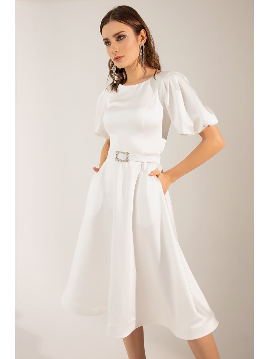 Kadın Beyaz Balon Kollu Taşlı Kemerli Mini Saten Abiye Elbise-2