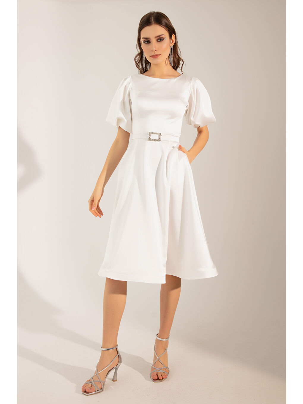 Kadın Beyaz Balon Kollu Taşlı Kemerli Mini Saten Abiye Elbise-3