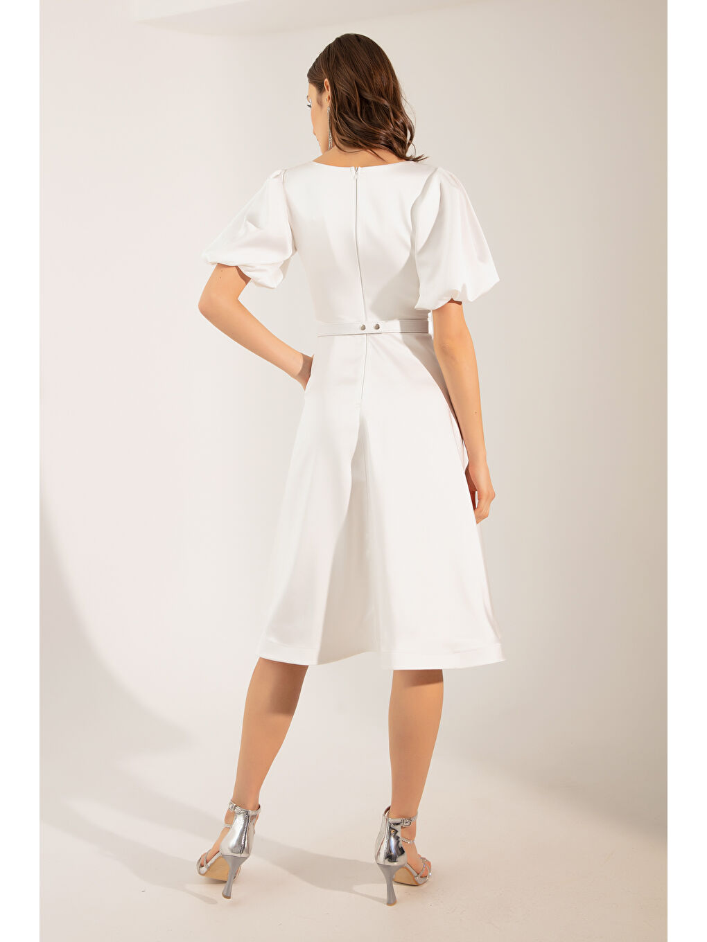 Kadın Beyaz Balon Kollu Taşlı Kemerli Mini Saten Abiye Elbise-4