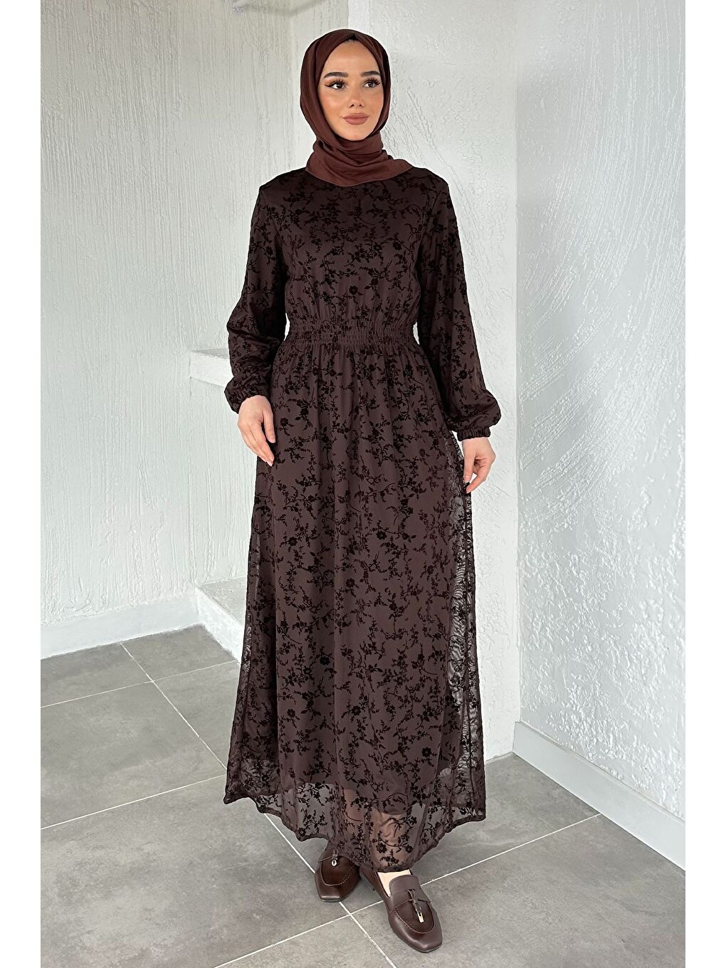 Kahverengi Flok Baskılı Bel Lastikli Tesettür Elbise-1