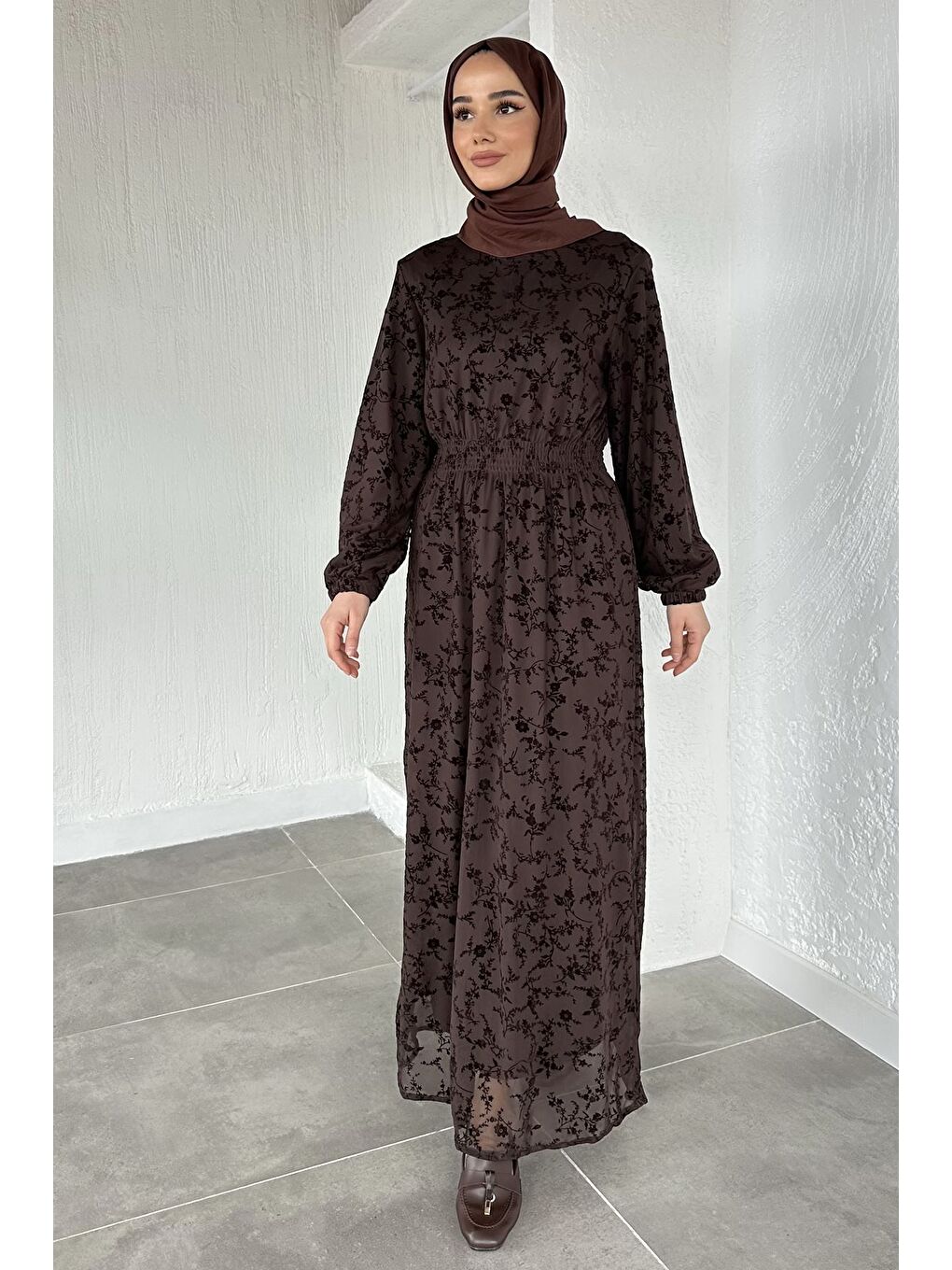 Kahverengi Flok Baskılı Bel Lastikli Tesettür Elbise-2