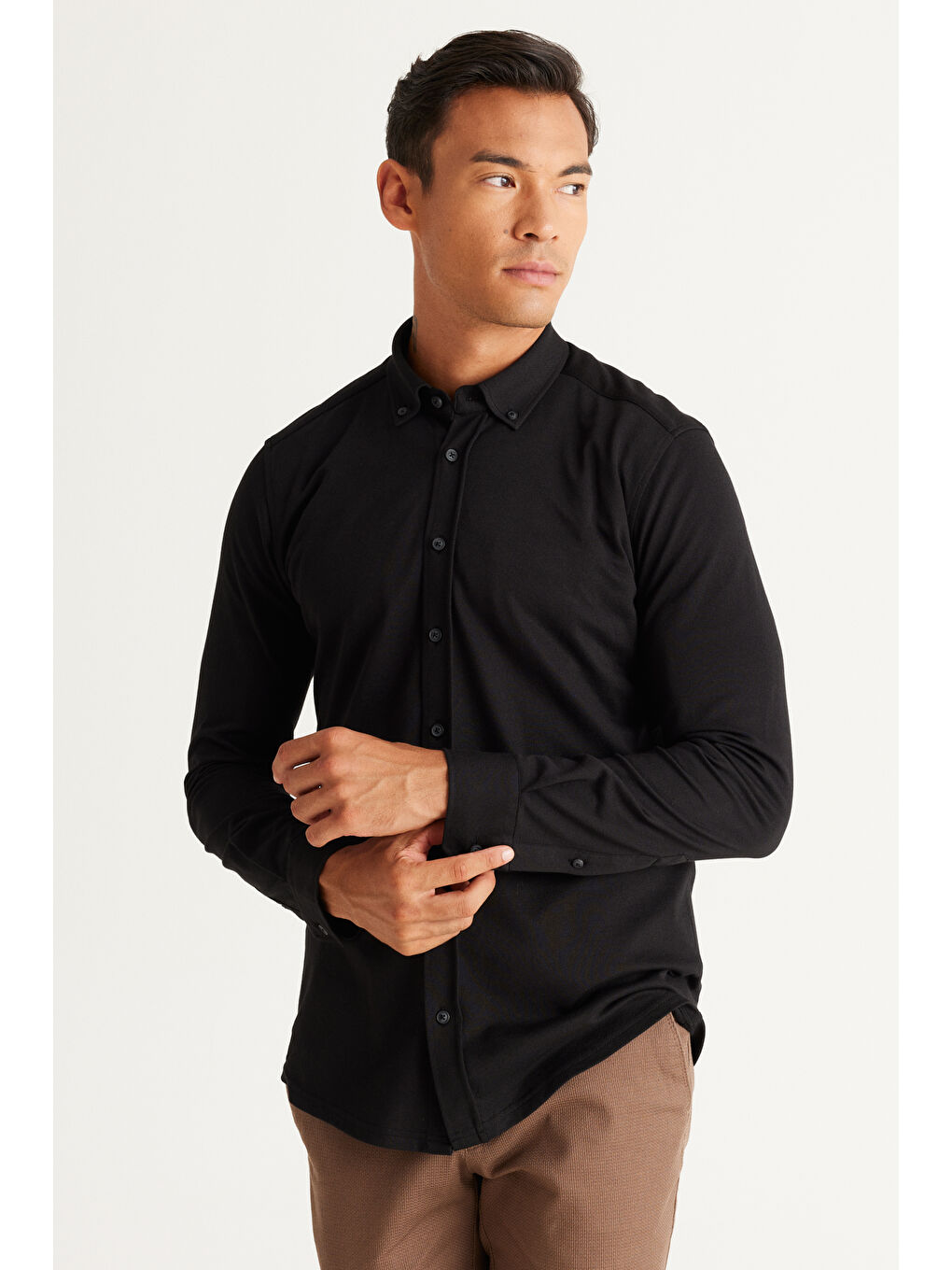 Erkek Siyah Slim Fit Dar Kesim Düğmeli Yaka Pike Desenli Örme Gömlek