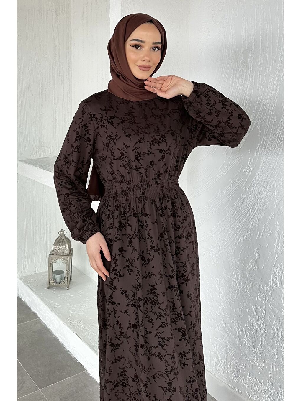 Kahverengi Flok Baskılı Bel Lastikli Tesettür Elbise-4