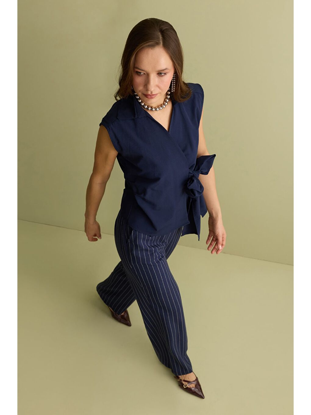 Lacivert Yandan Bağlamalı Drapeli Kruvaze Yaka Gömlek