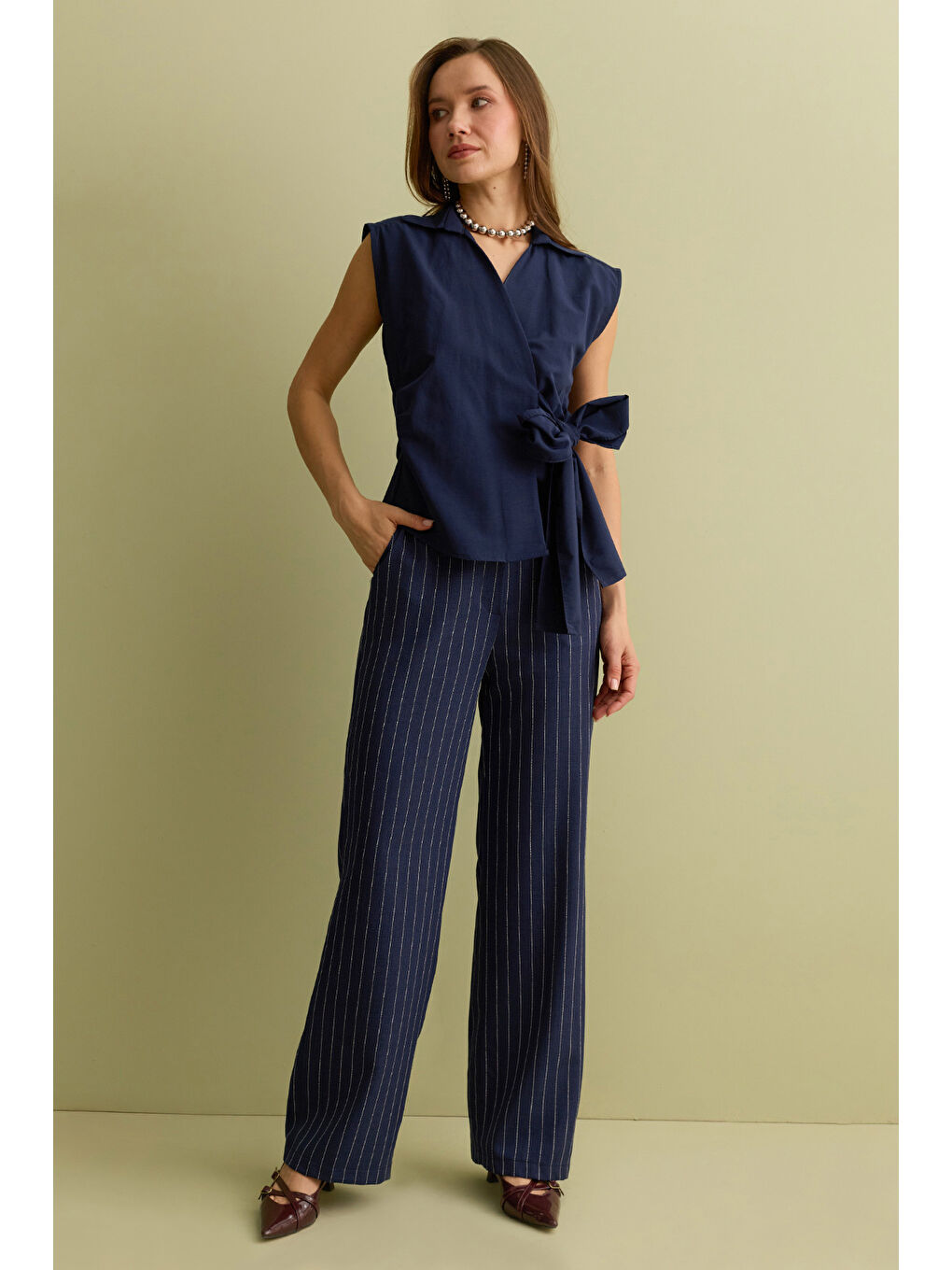 Lacivert Yandan Bağlamalı Drapeli Kruvaze Yaka Gömlek-1