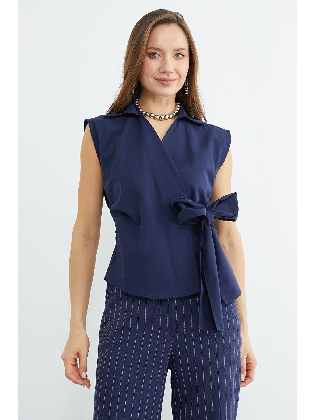 Lacivert Yandan Bağlamalı Drapeli Kruvaze Yaka Gömlek-2