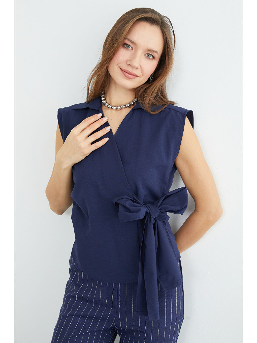 Lacivert Yandan Bağlamalı Drapeli Kruvaze Yaka Gömlek-3