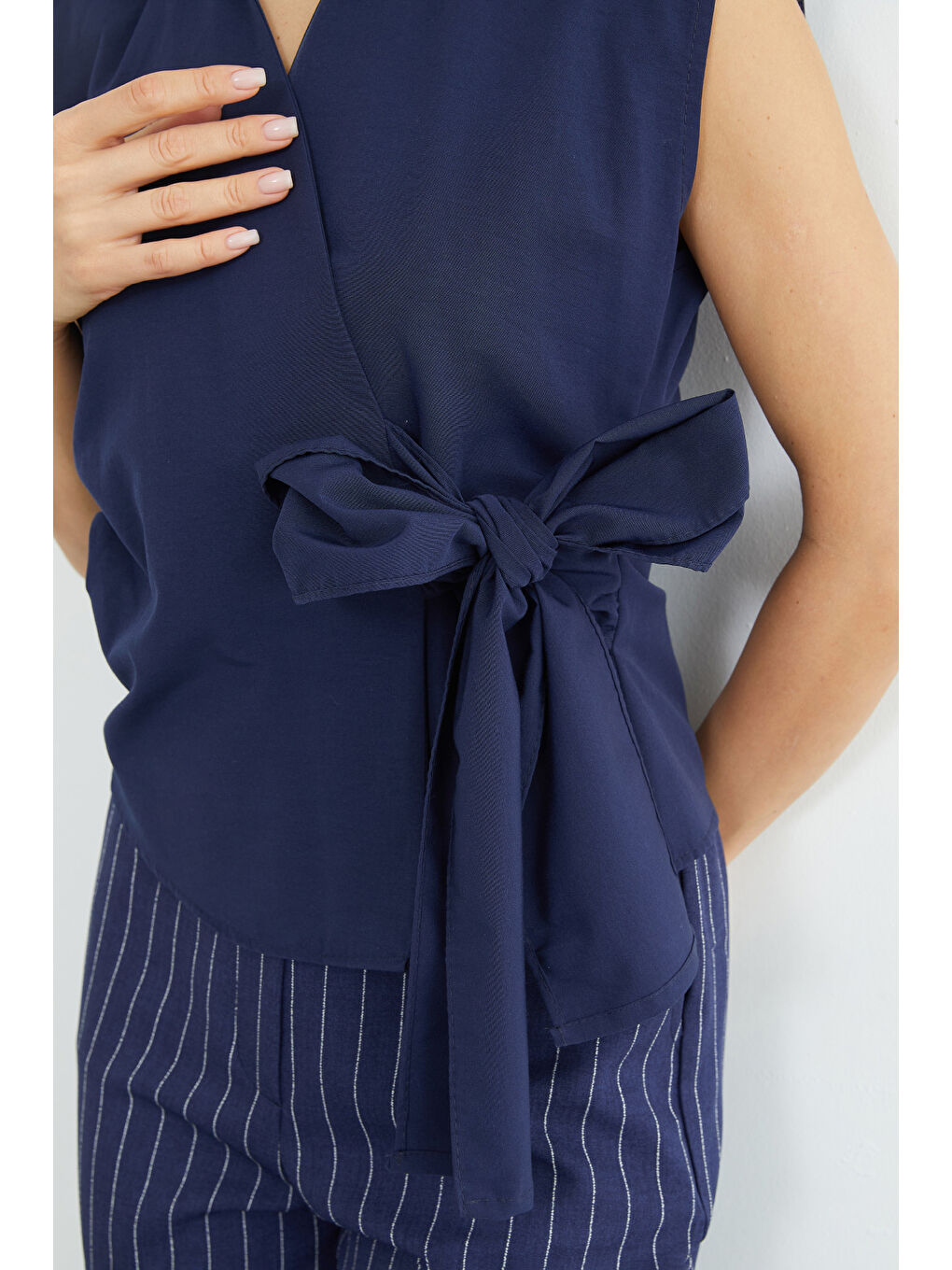 Lacivert Yandan Bağlamalı Drapeli Kruvaze Yaka Gömlek-4