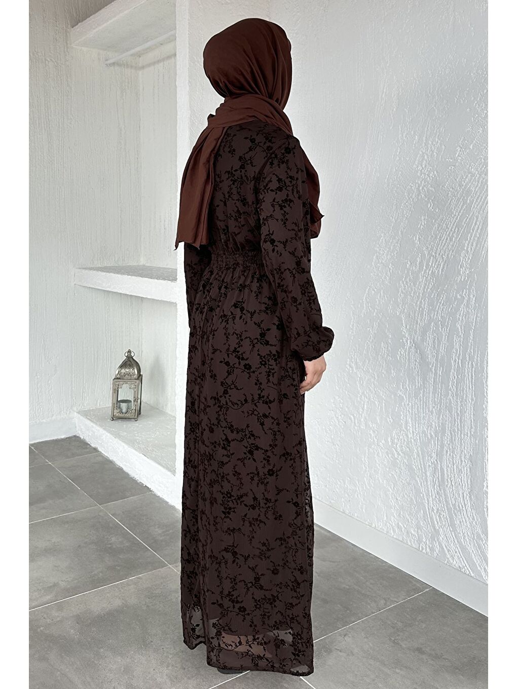 Kahverengi Flok Baskılı Bel Lastikli Tesettür Elbise-7