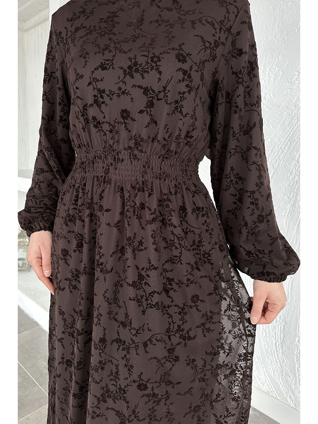 Kahverengi Flok Baskılı Bel Lastikli Tesettür Elbise-9