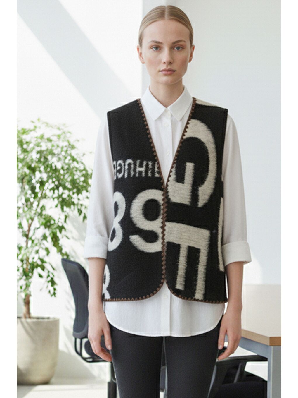 İtalyan Siyah V Yaka Kolsuz Yazı Baskılı Kapamasız Tığ İşi Kenarlı Akrilik Dokuma Yelek 60 60