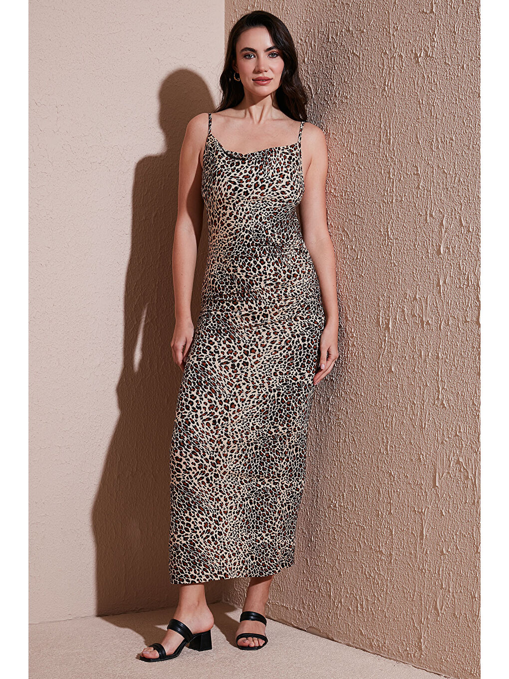 Kahverengi Büzgü Detaylı Slim Fit Yırtmaçlı Uzun Boy Asimetrik Yaka Kadın Elbise 5866291-1