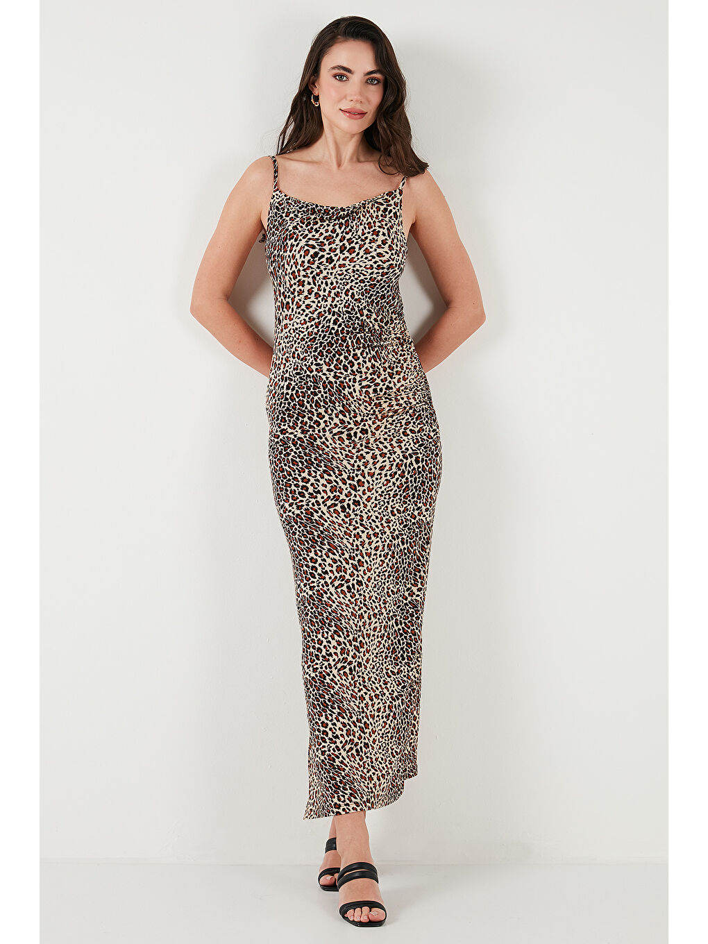 Kahverengi Büzgü Detaylı Slim Fit Yırtmaçlı Uzun Boy Asimetrik Yaka Kadın Elbise 5866291-2