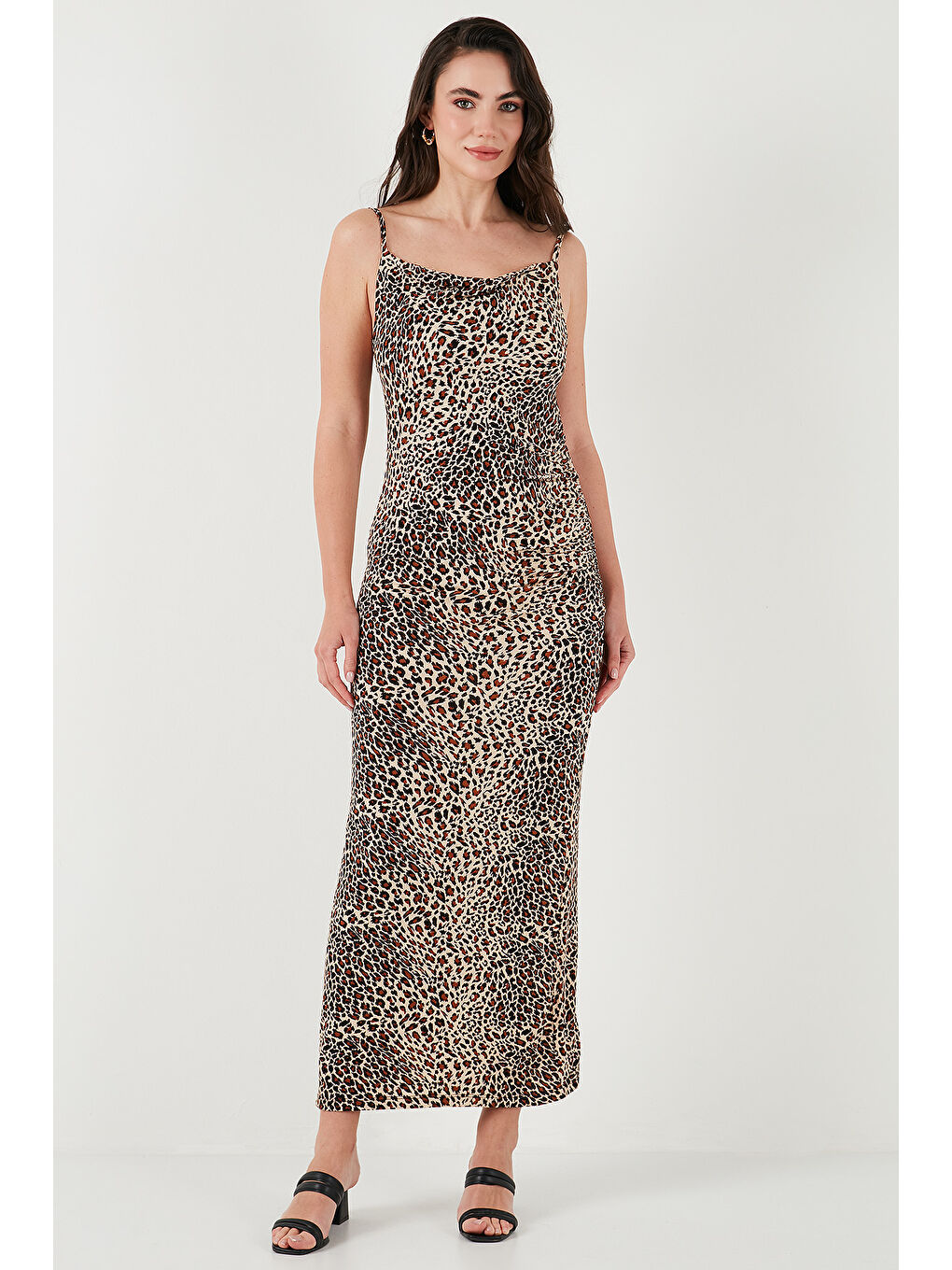 Kahverengi Büzgü Detaylı Slim Fit Yırtmaçlı Uzun Boy Asimetrik Yaka Kadın Elbise 5866291-4