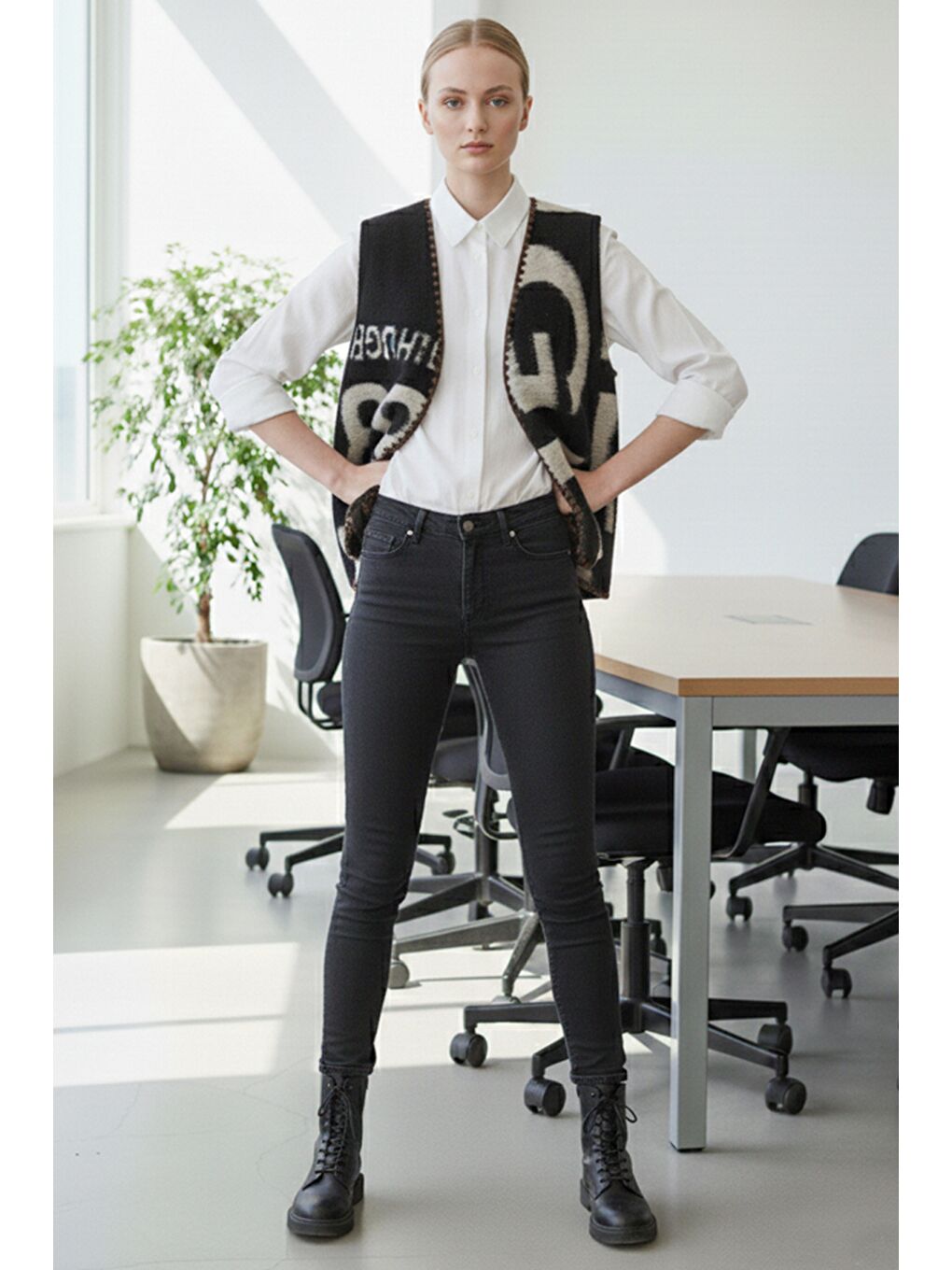 İtalyan Siyah V Yaka Kolsuz Yazı Baskılı Kapamasız Tığ İşi Kenarlı Akrilik Dokuma Yelek 60 60-1