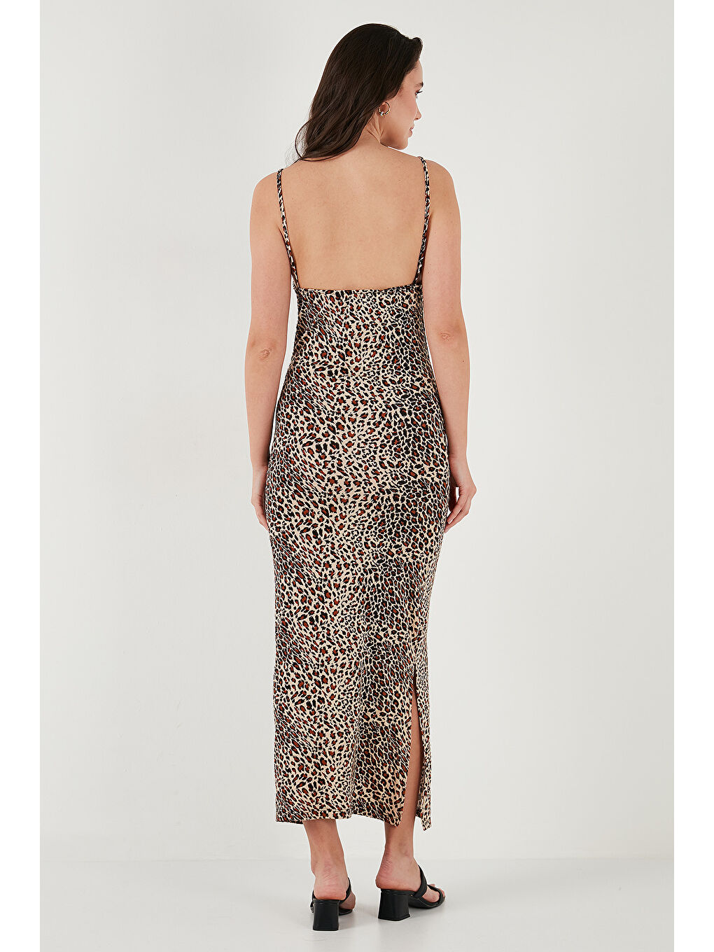 Kahverengi Büzgü Detaylı Slim Fit Yırtmaçlı Uzun Boy Asimetrik Yaka Kadın Elbise 5866291-5