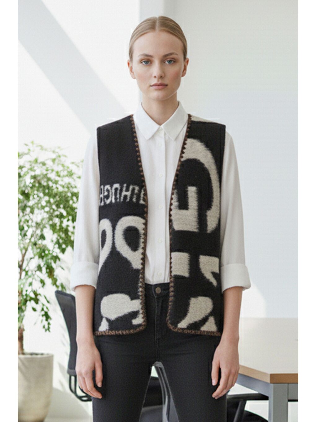 İtalyan Siyah V Yaka Kolsuz Yazı Baskılı Kapamasız Tığ İşi Kenarlı Akrilik Dokuma Yelek 60 60-2