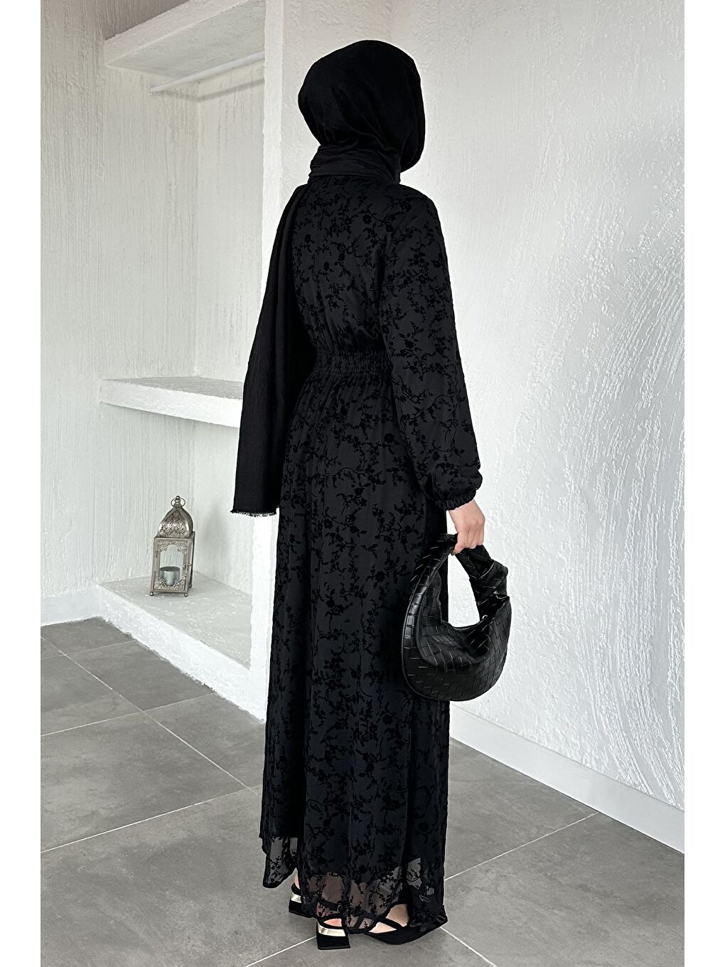 Siyah Flok Baskılı Bel Lastikli Tesettür Elbise-4