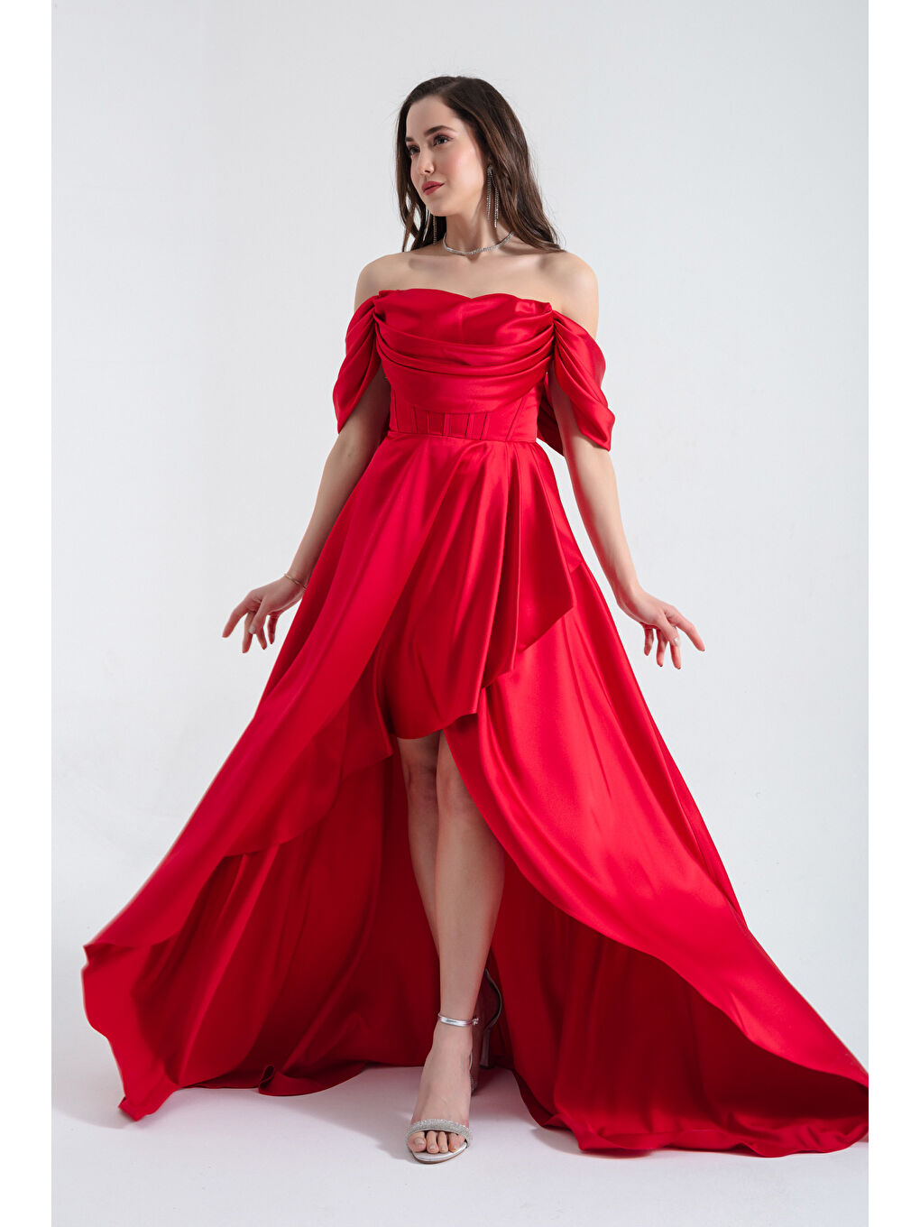 Kadın Kırmızı Kayık Yaka Volanlı Uzun Saten Abiye Elbise