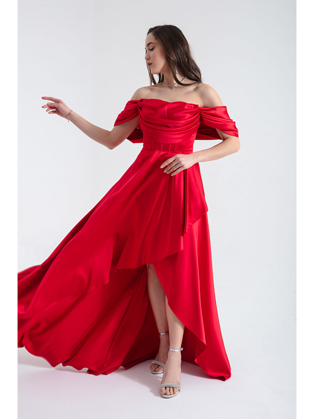 Kadın Kırmızı Kayık Yaka Volanlı Uzun Saten Abiye Elbise-1