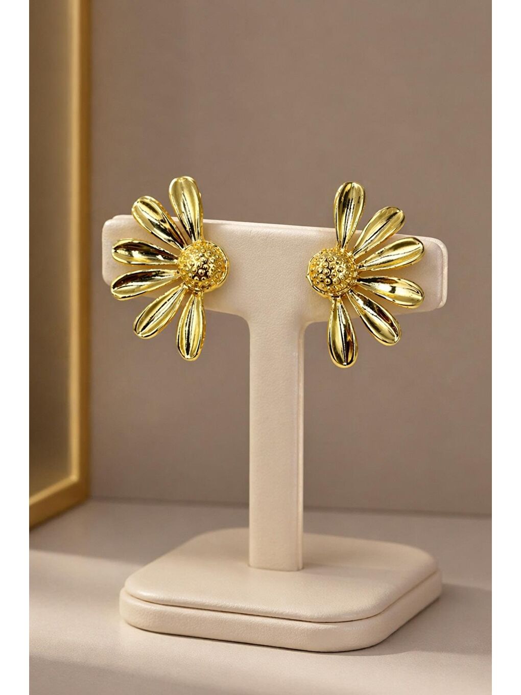 Sarı Altın Renk Çiçek Figürlü Küpe-1