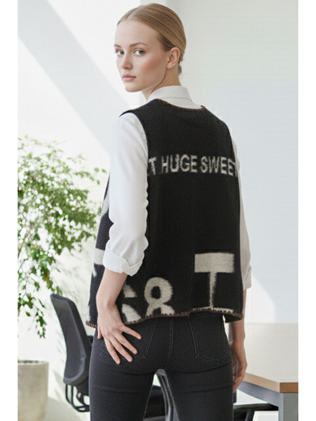 İtalyan Siyah V Yaka Kolsuz Yazı Baskılı Kapamasız Tığ İşi Kenarlı Akrilik Dokuma Yelek 60 60-3