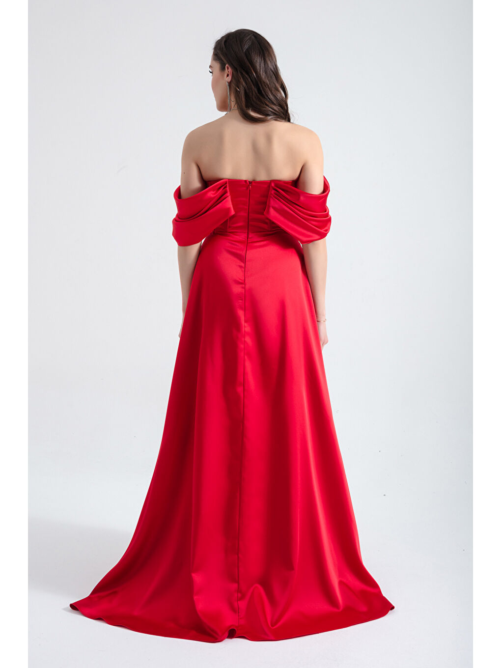 Kadın Kırmızı Kayık Yaka Volanlı Uzun Saten Abiye Elbise-4