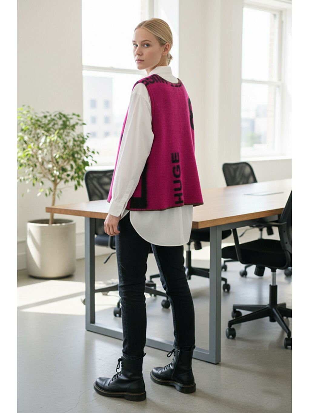 İtalyan Fuşya V Yaka Kolsuz Yazı Baskılı Kapamasız Tığ İşi Kenarlı Akrilik Dokuma Yelek 60 60-1