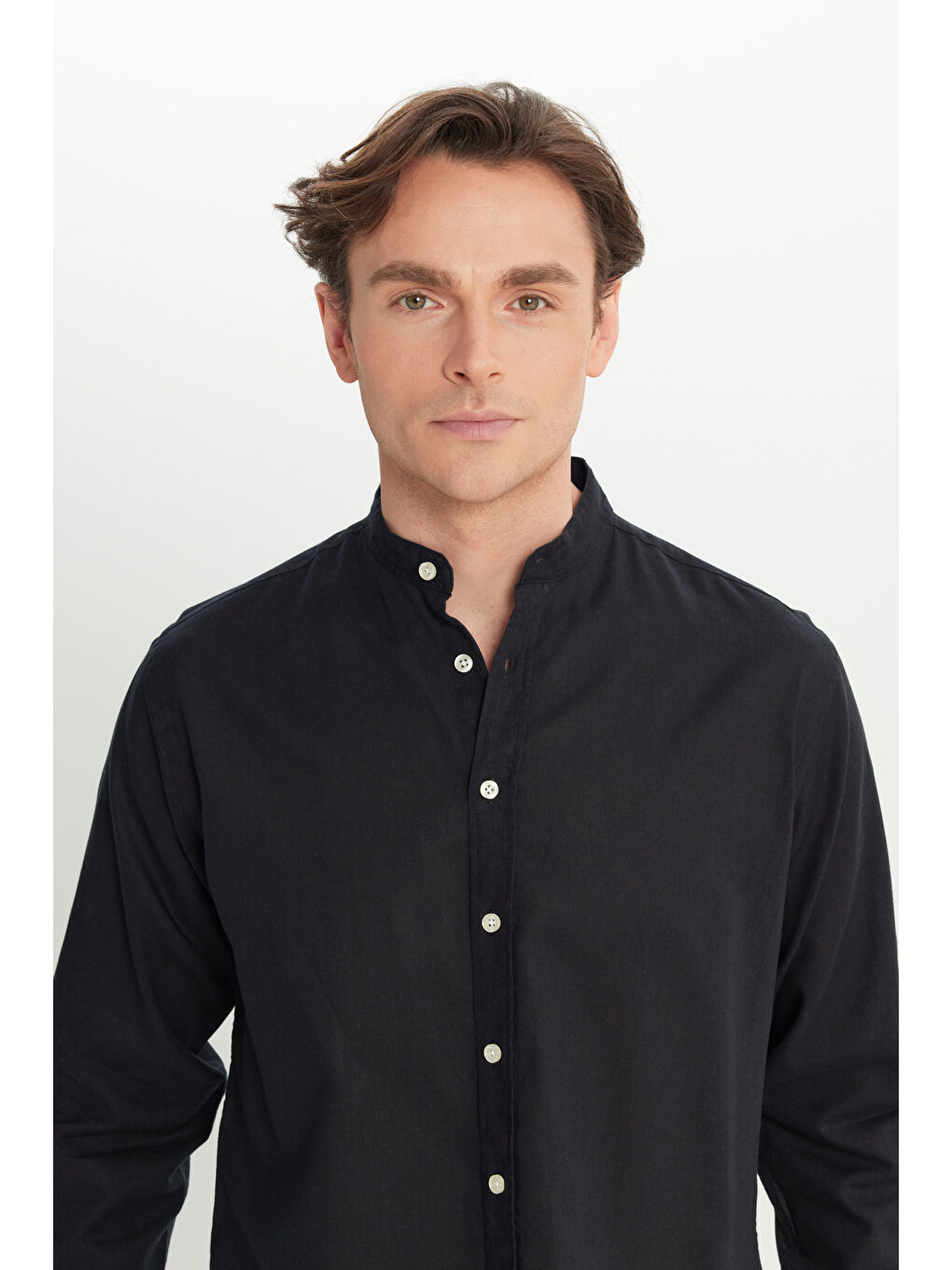 Erkek Siyah Comfort Fit Rahat Kesim Hakim Yaka Gömlek-3