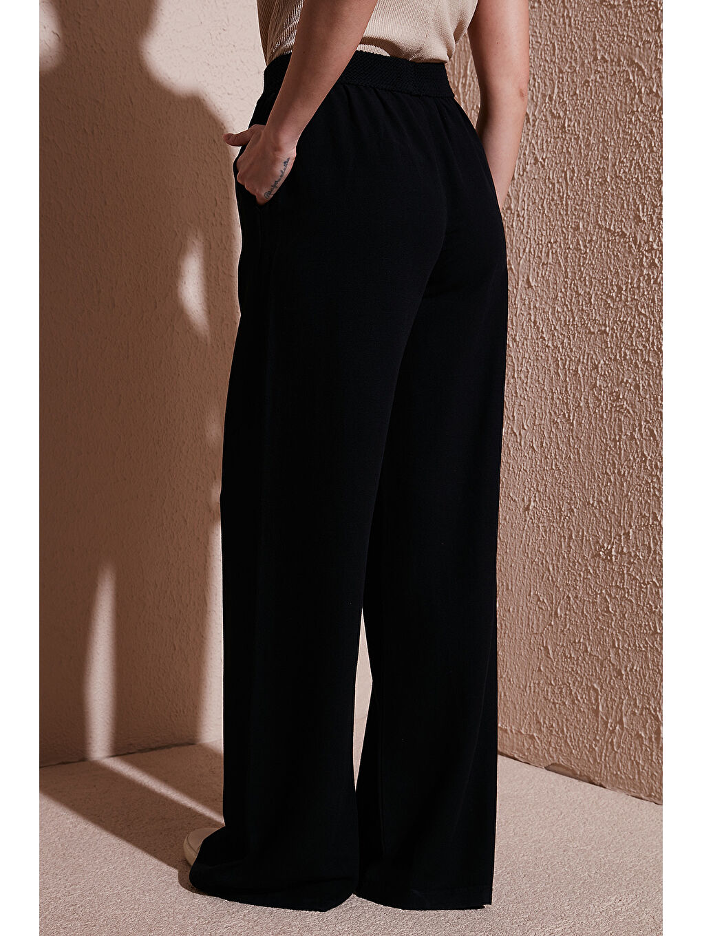 Siyah Wide Leg Yüksek Bel Geniş Paça Pantolon 25Y0893K1-4