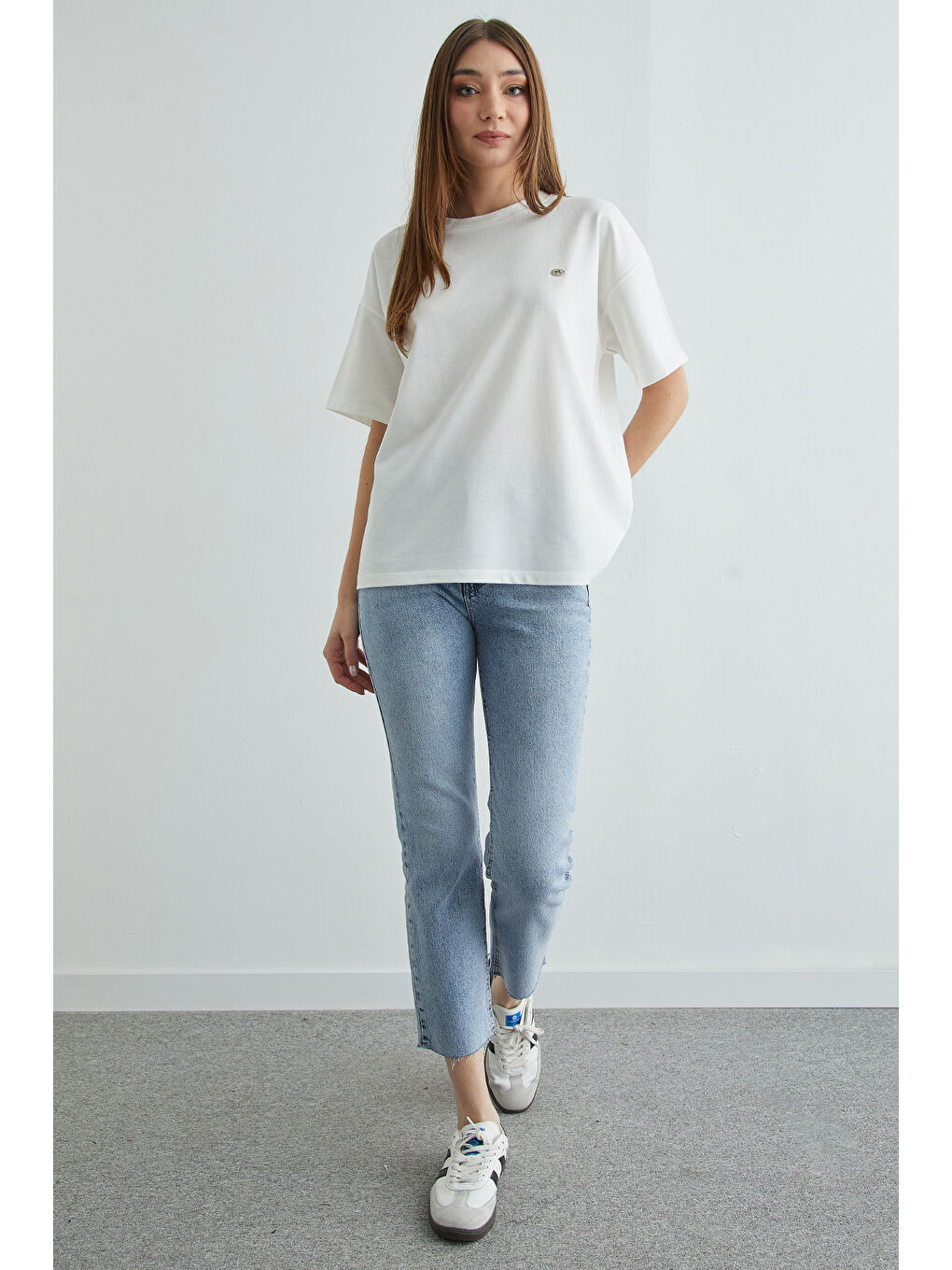 Beyaz Fiyonk Aksesuarlı Bisiklet Yaka Oversize Tişört-3