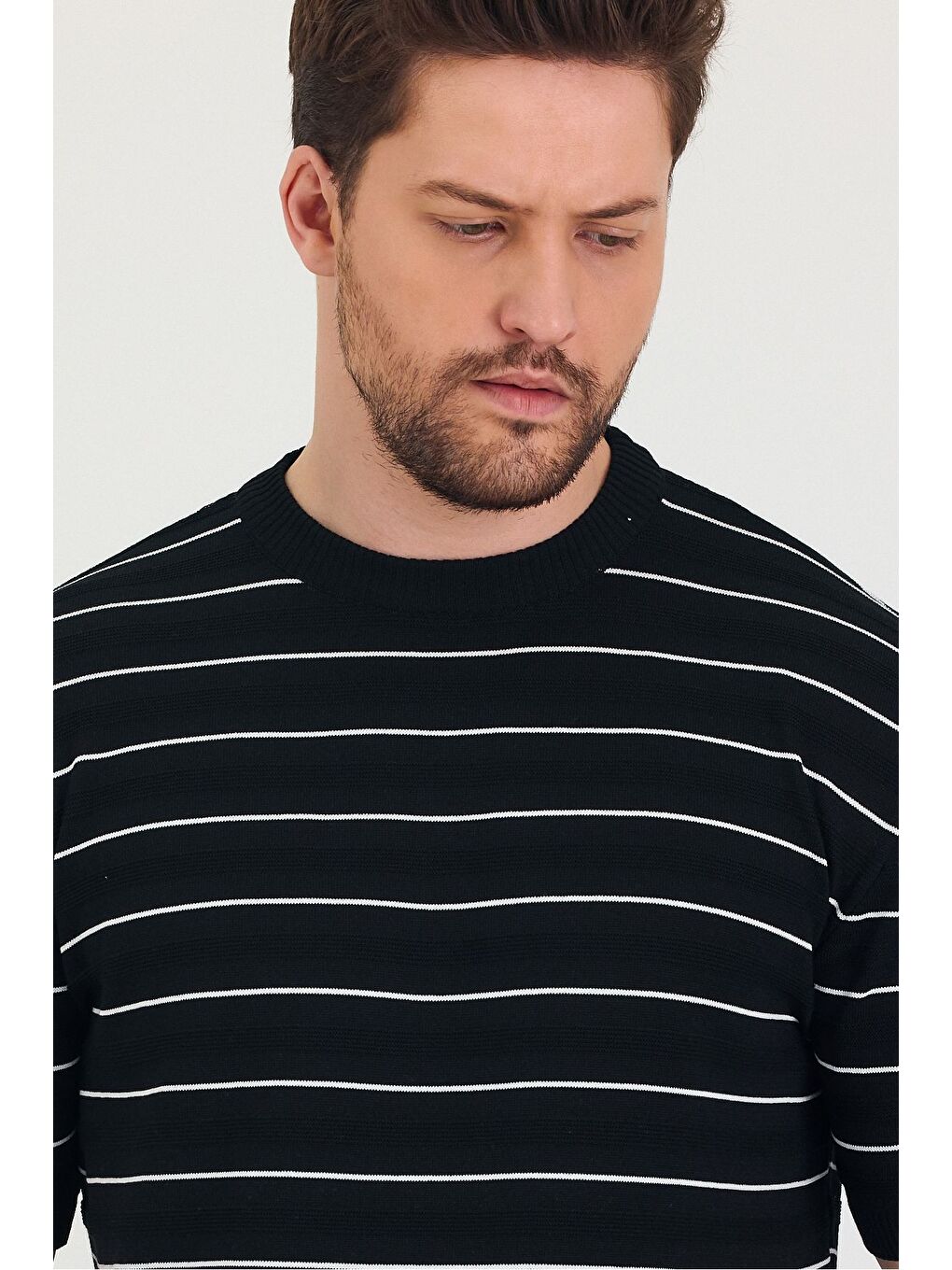 Siyah Erkek Bisiklet Yaka Çizgi Detaylı Kısa Kollu Ince Triko Tişört-1