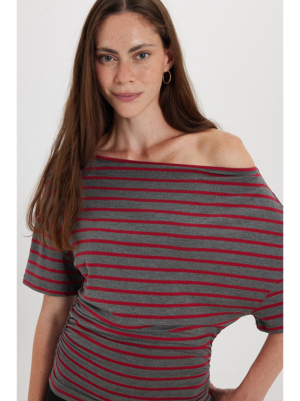 Kadın Regular Fit Klasik Kesim Asimetrik Yaka Yarasa Kol Çizgili Elastanlı Bordo Viskon Crop Bluz-3