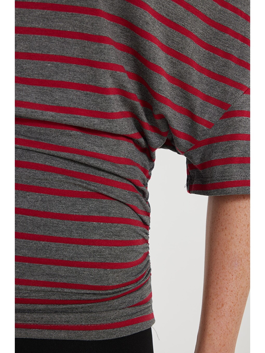 Kadın Regular Fit Klasik Kesim Asimetrik Yaka Yarasa Kol Çizgili Elastanlı Bordo Viskon Crop Bluz-4