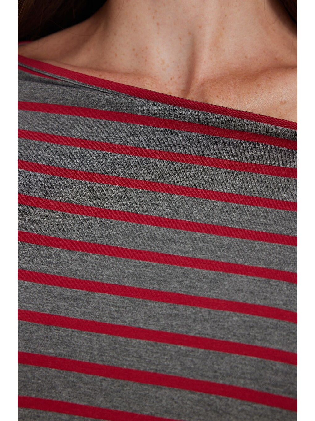 Kadın Regular Fit Klasik Kesim Asimetrik Yaka Yarasa Kol Çizgili Elastanlı Bordo Viskon Crop Bluz-5