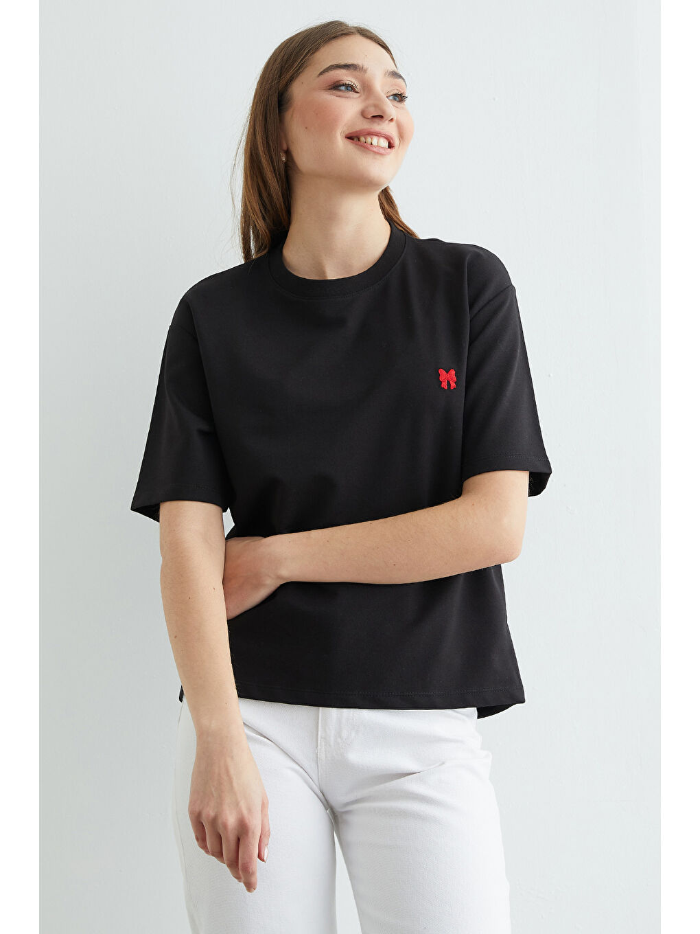 Siyah Basic Fiyonk Nakışlı Bisiklet Yaka Tişört-1