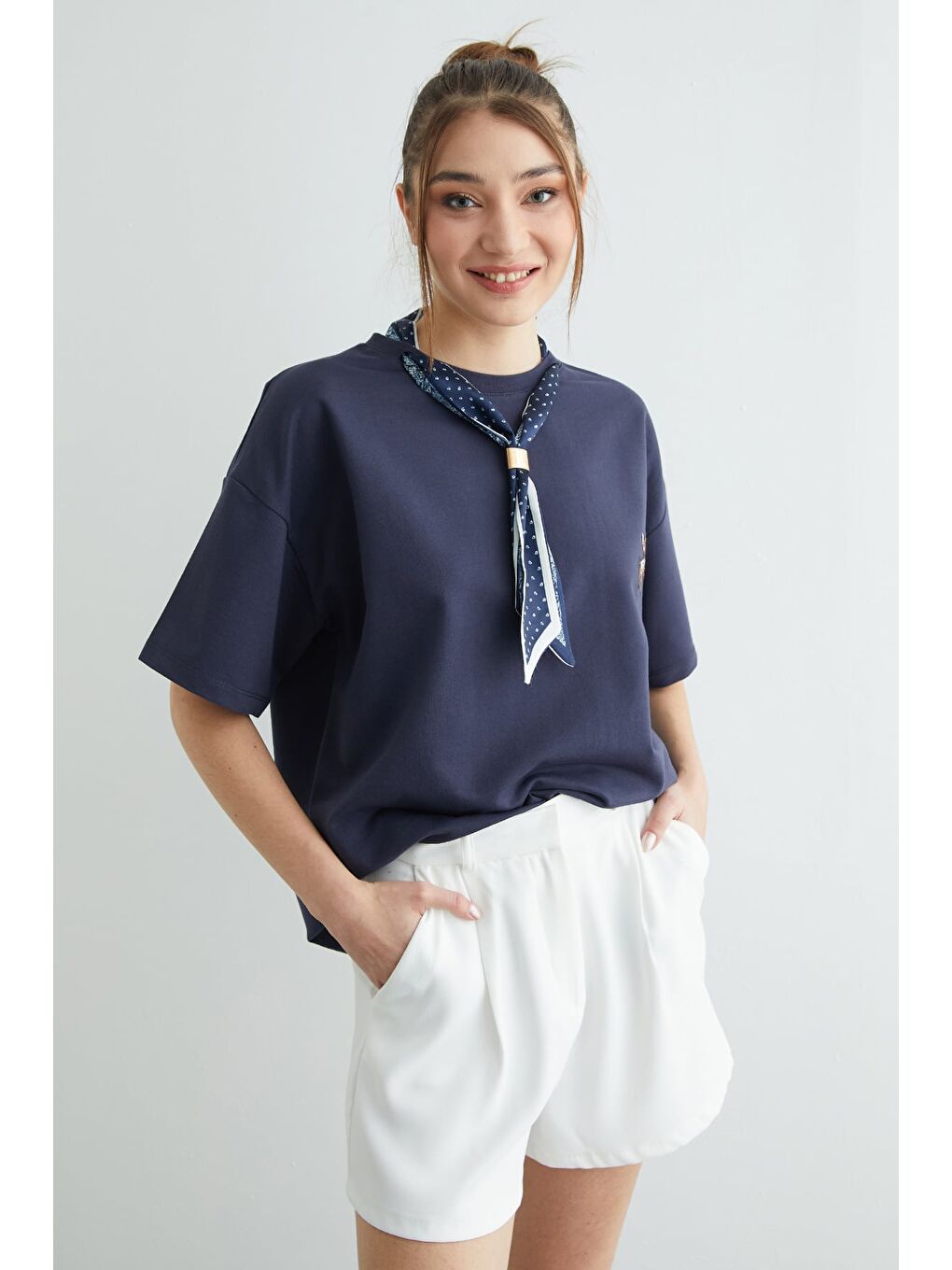 Lacivert Fular Detaylı Bisiklet Yaka Nakışlı Oversize Tişört-2