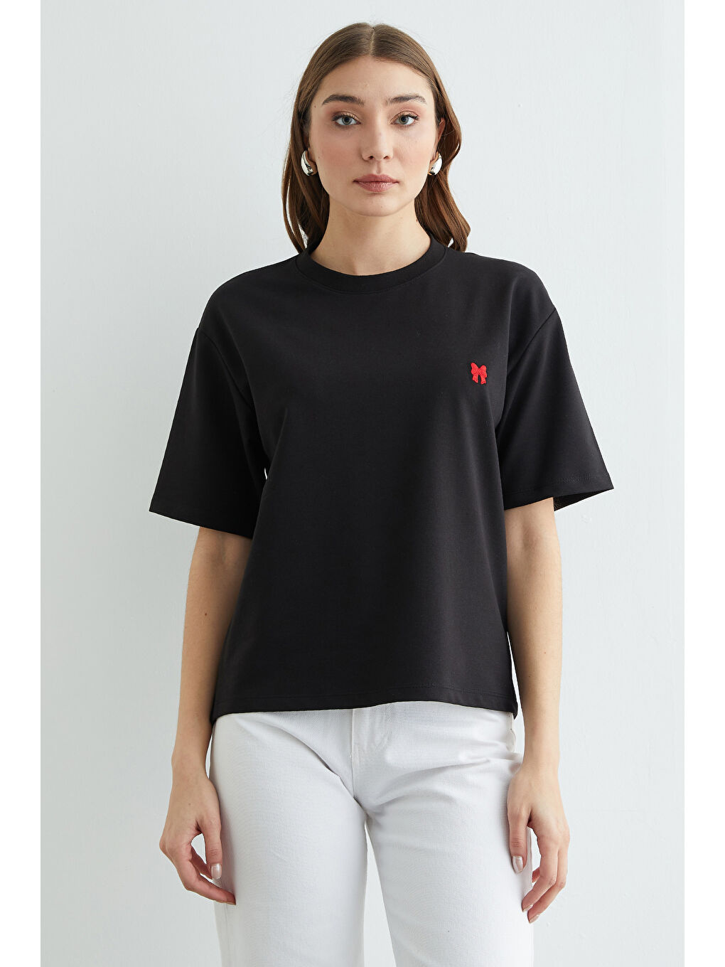 Siyah Basic Fiyonk Nakışlı Bisiklet Yaka Tişört-2