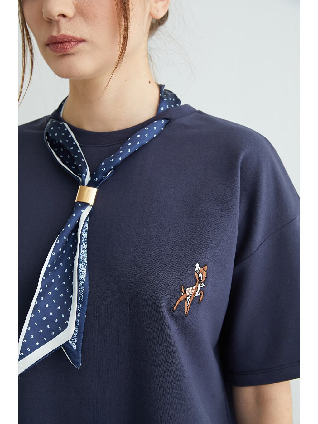 Lacivert Fular Detaylı Bisiklet Yaka Nakışlı Oversize Tişört-3