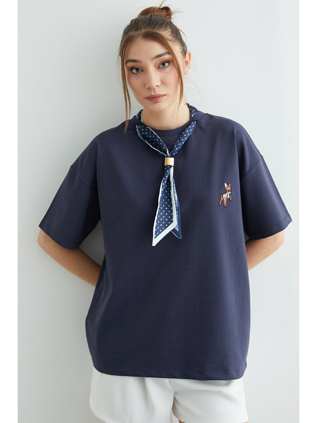 Lacivert Fular Detaylı Bisiklet Yaka Nakışlı Oversize Tişört-4