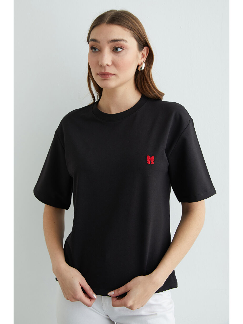 Siyah Basic Fiyonk Nakışlı Bisiklet Yaka Tişört-4