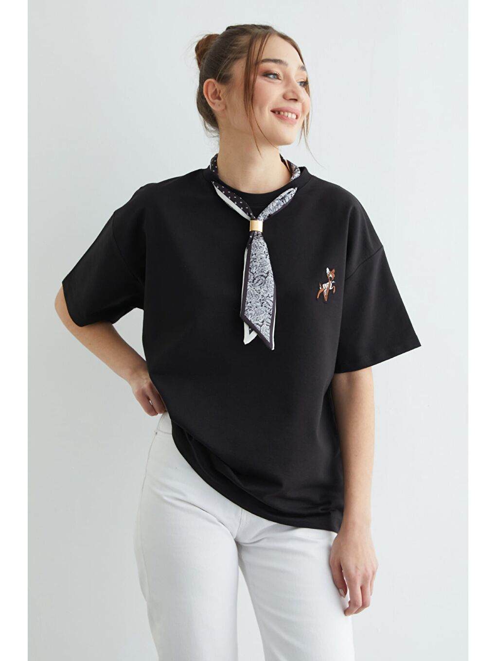 Siyah Fular Detaylı Bisiklet Yaka Nakışlı Oversize Tişört