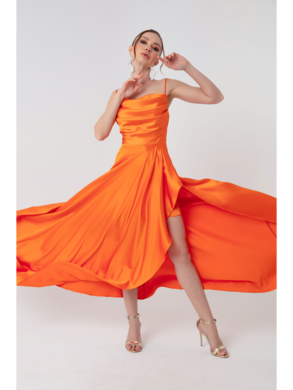 Kadın Turuncu Volanlı Yırtmaçlı Saten Abiye & Mezuniyet Elbisesi