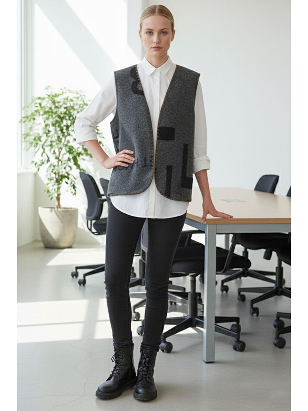 İtalyan Antrasit V Yaka Kolsuz Yazı Baskılı Kapamasız Tığ İşi Kenarlı Akrilik Dokuma Yelek 60 60-1