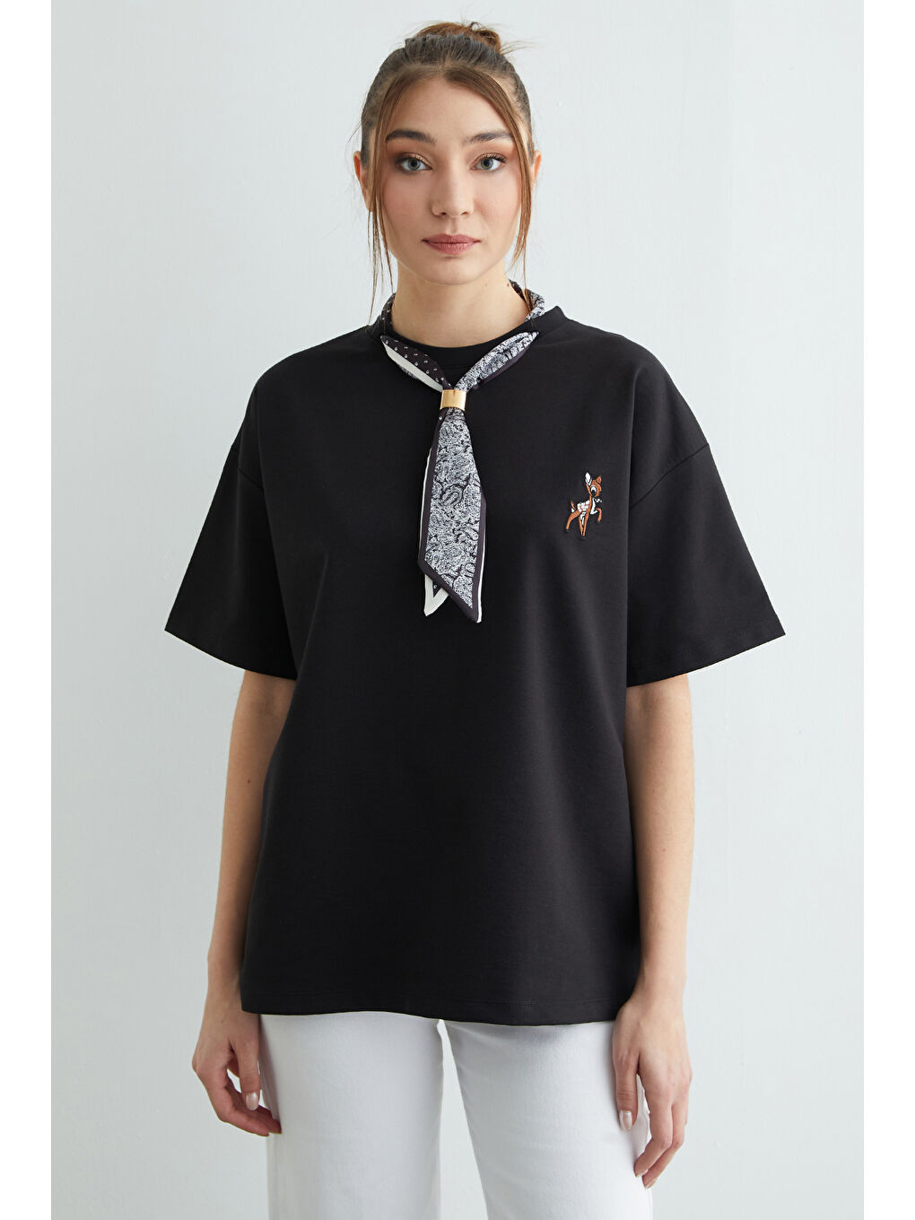 Siyah Fular Detaylı Bisiklet Yaka Nakışlı Oversize Tişört-2