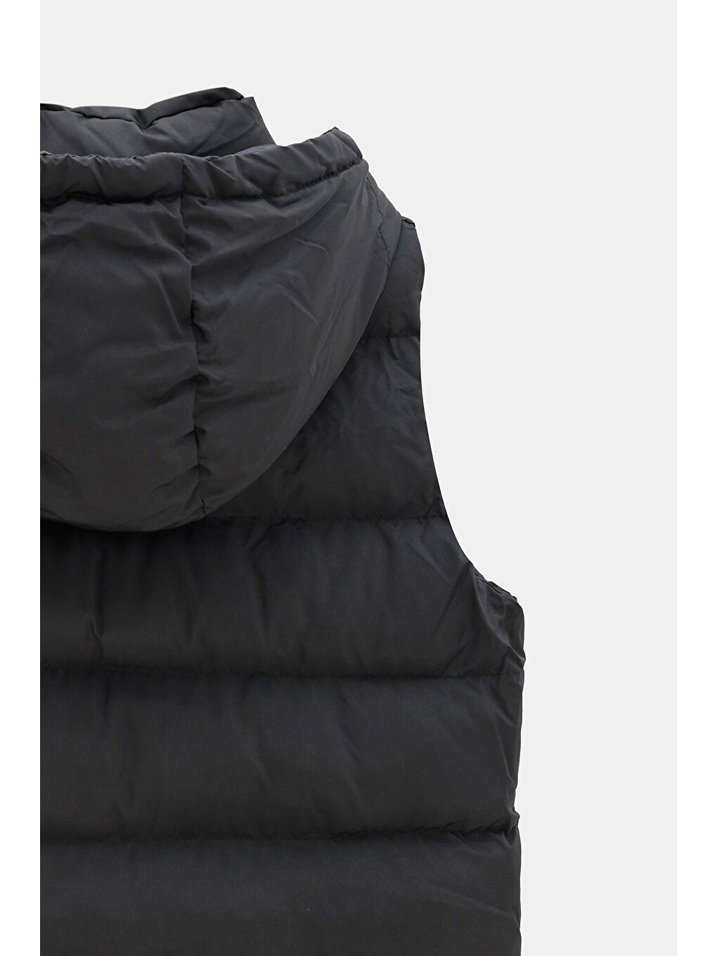 Siyah Kadın Regular Fit Dik Yaka Kapüşonlu Fermuarlı Cepli Şişme Yelek - Su Geçirmez-4