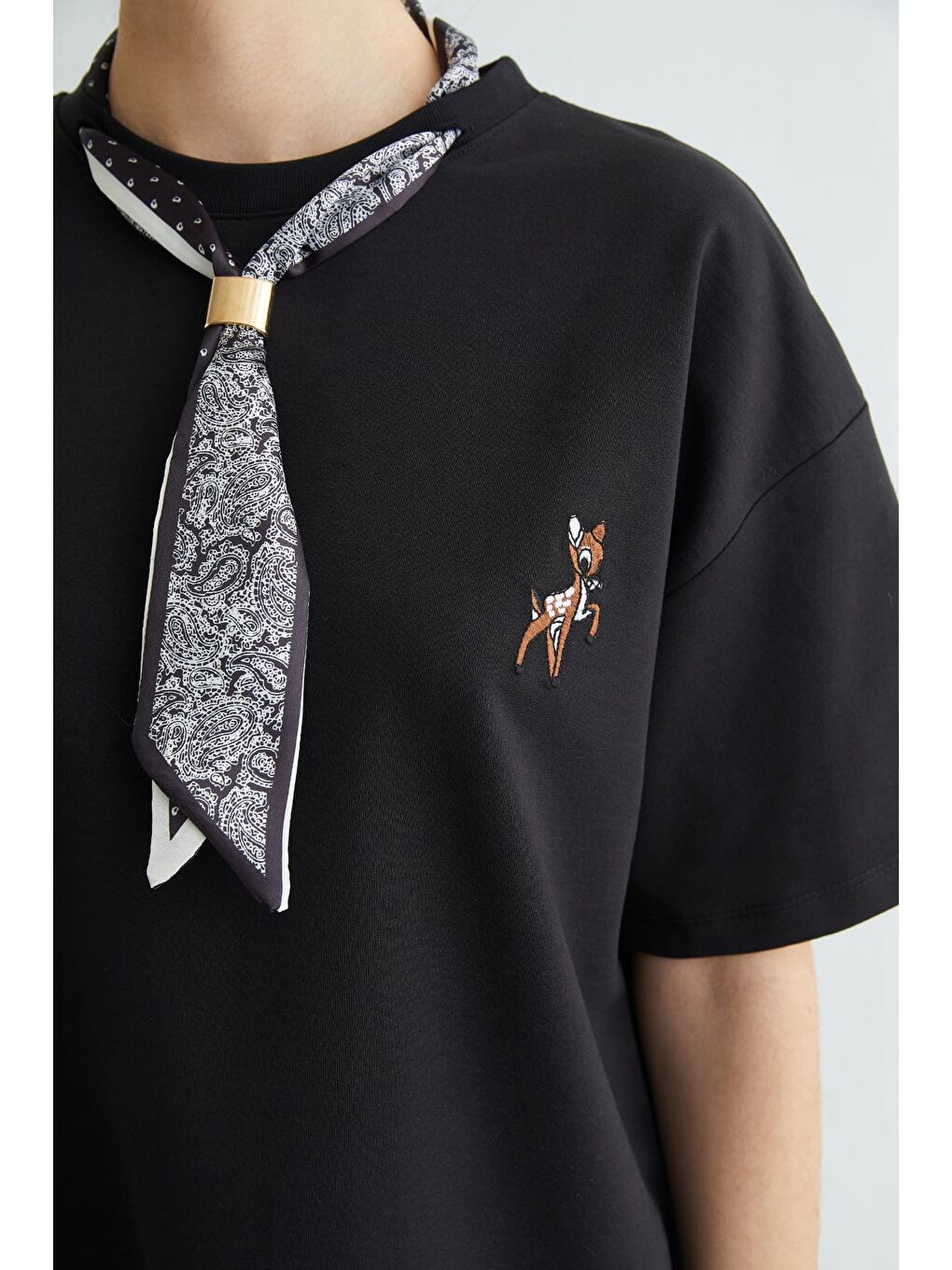 Siyah Fular Detaylı Bisiklet Yaka Nakışlı Oversize Tişört-3